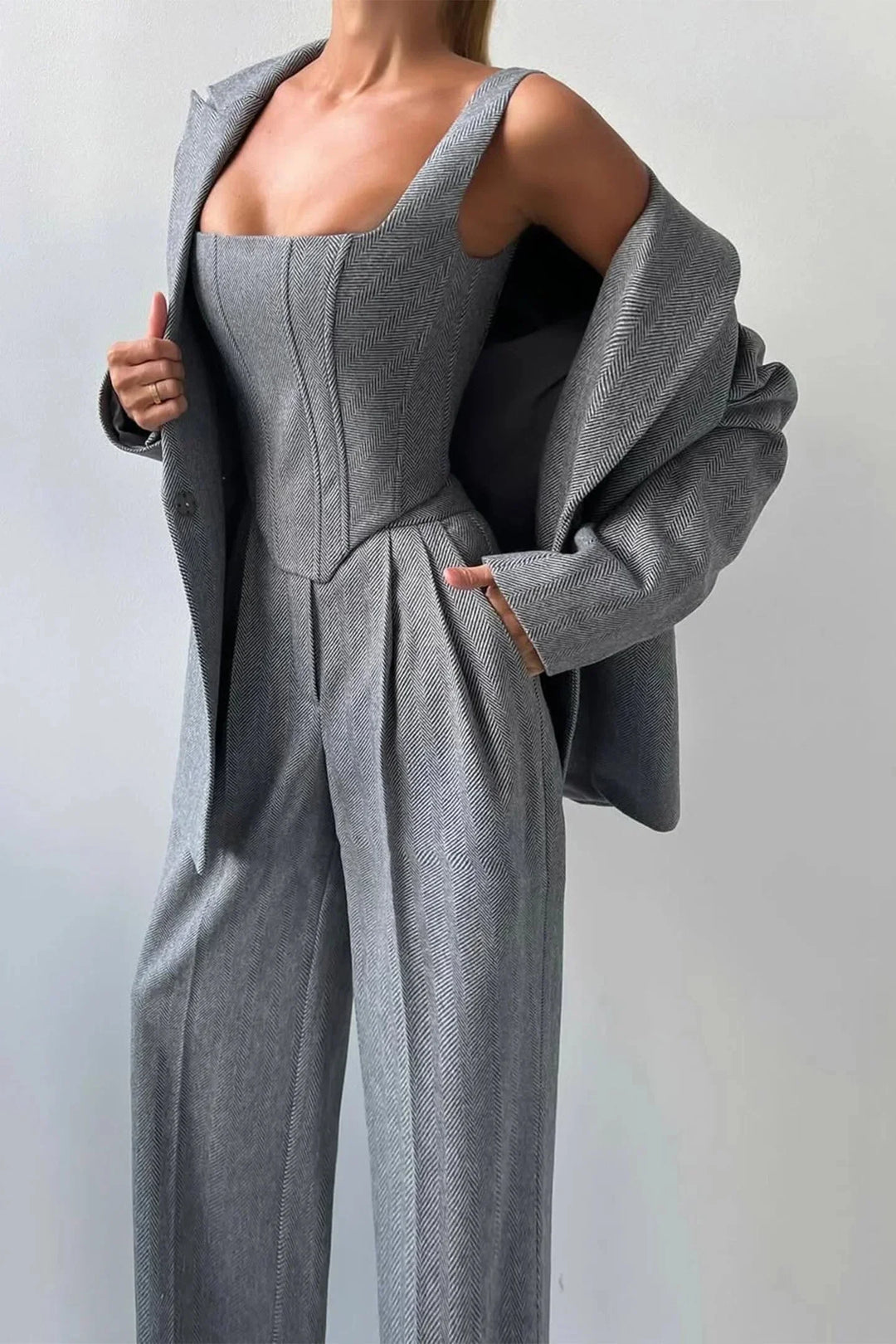 Completo da donna in tre pezzi dal taglio aderente con top attillato