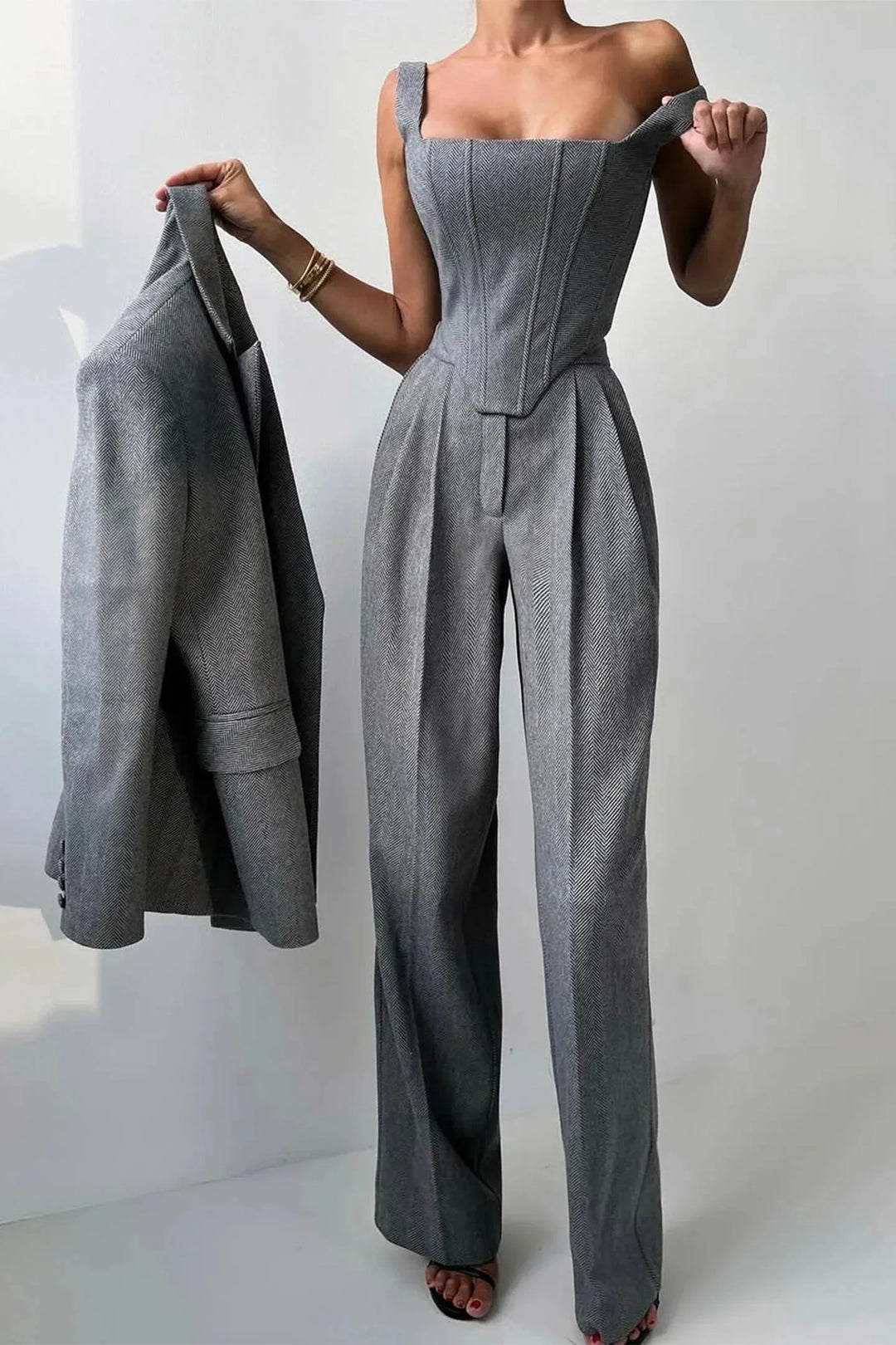 Completo da donna in tre pezzi dal taglio aderente con top attillato