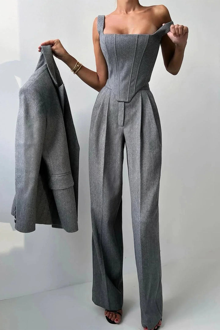 Completo da donna in tre pezzi dal taglio aderente con top attillato