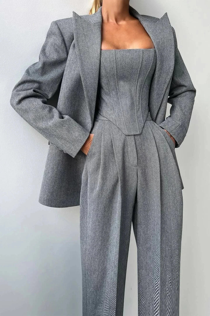 Completo da donna in tre pezzi dal taglio aderente con top attillato