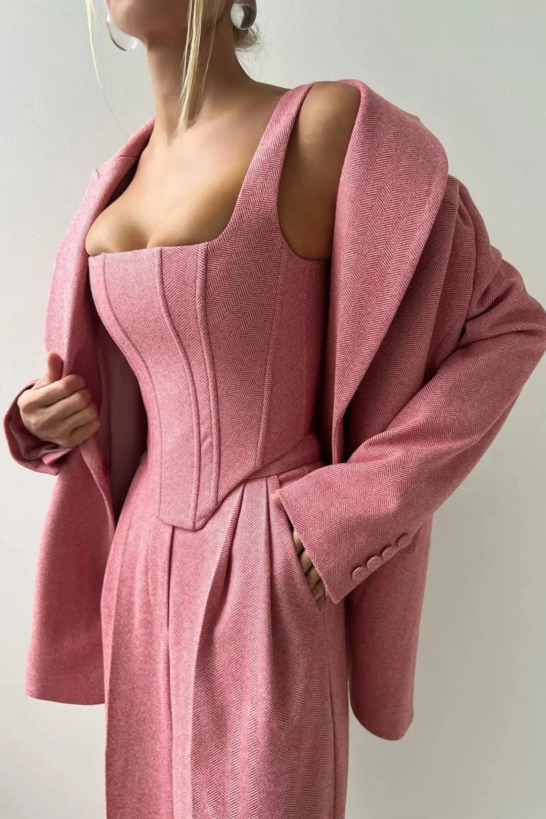 Completo da donna in tre pezzi dal taglio aderente con top attillato