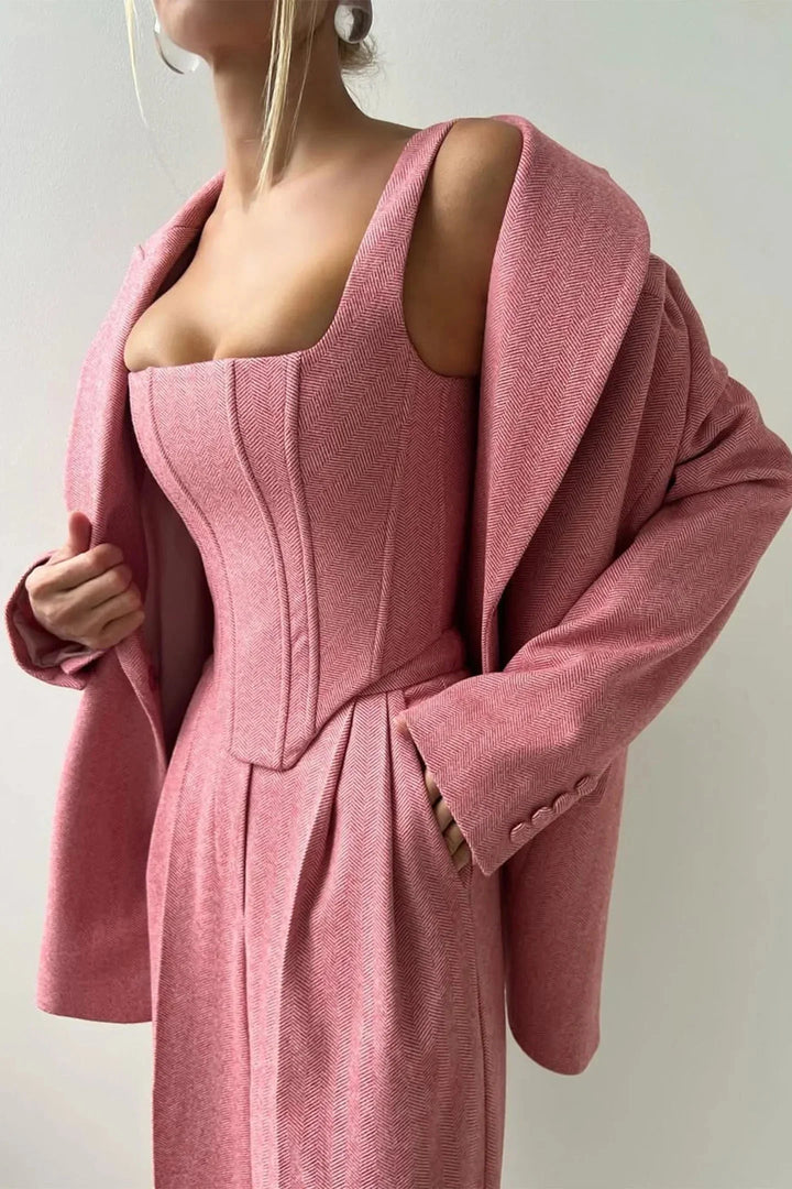 Completo da donna in tre pezzi dal taglio aderente con top attillato