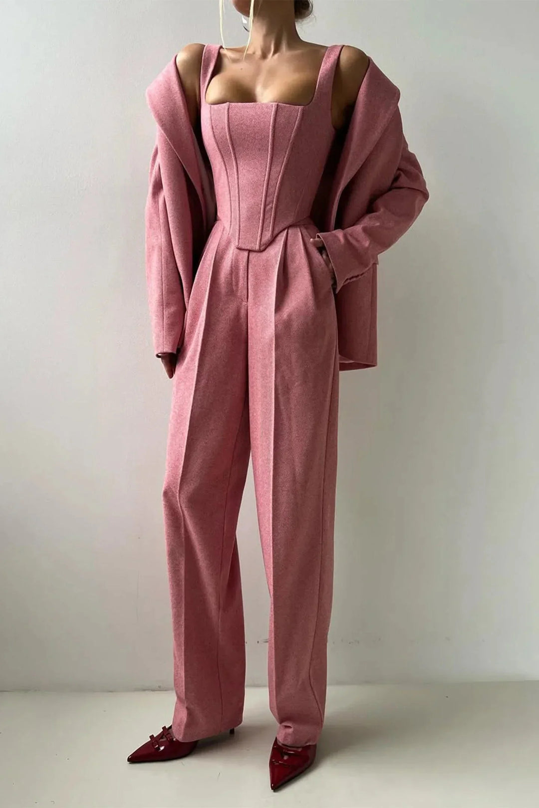 Completo da donna in tre pezzi dal taglio aderente con top attillato