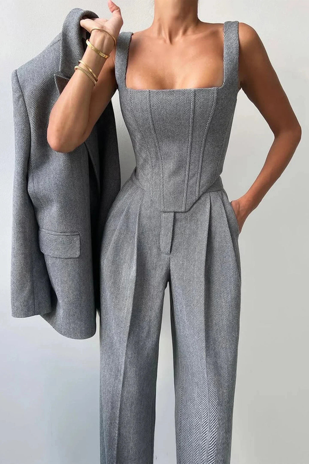 Completo da donna in tre pezzi dal taglio aderente con top attillato