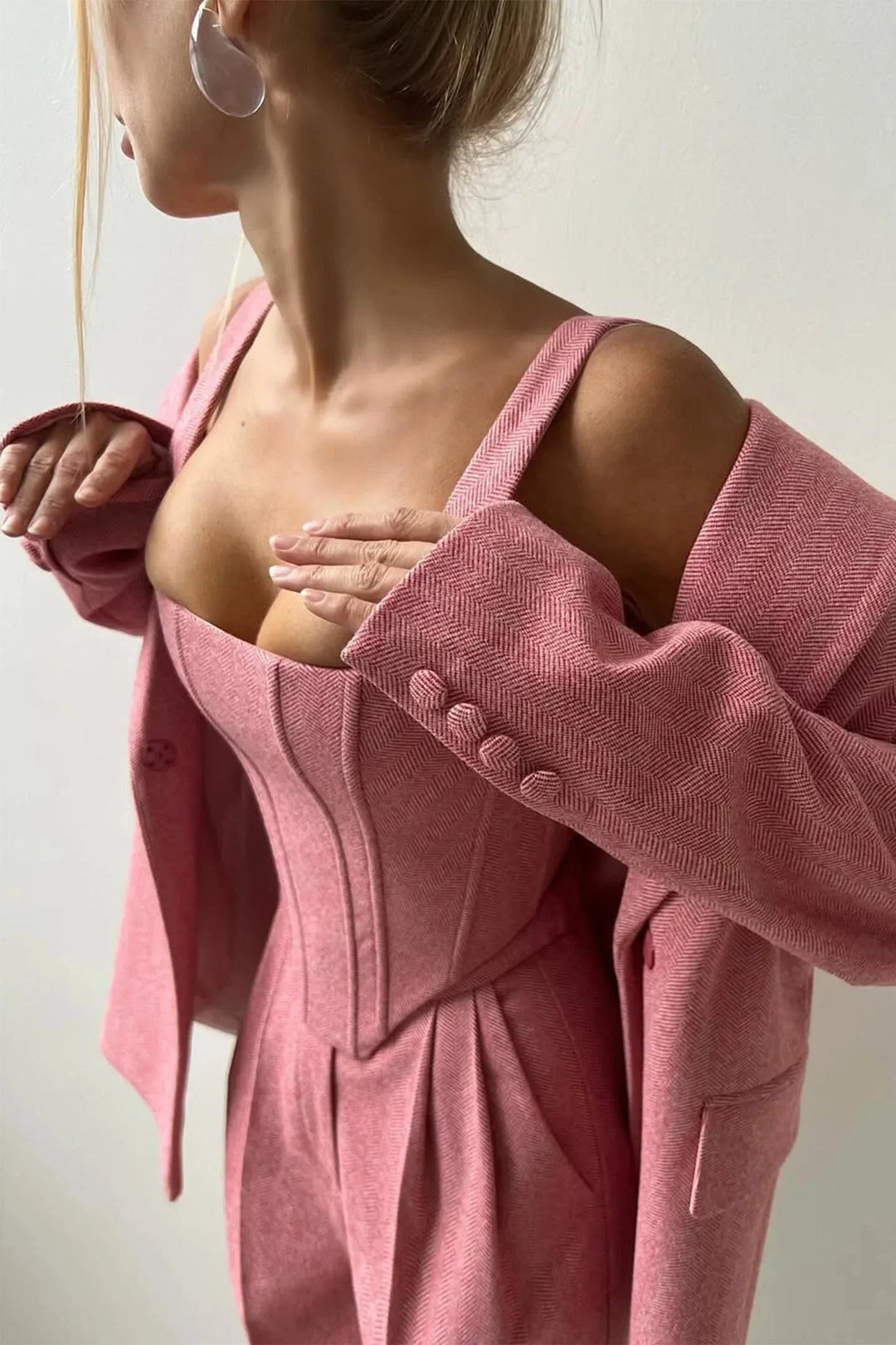 Completo da donna in tre pezzi dal taglio aderente con top attillato