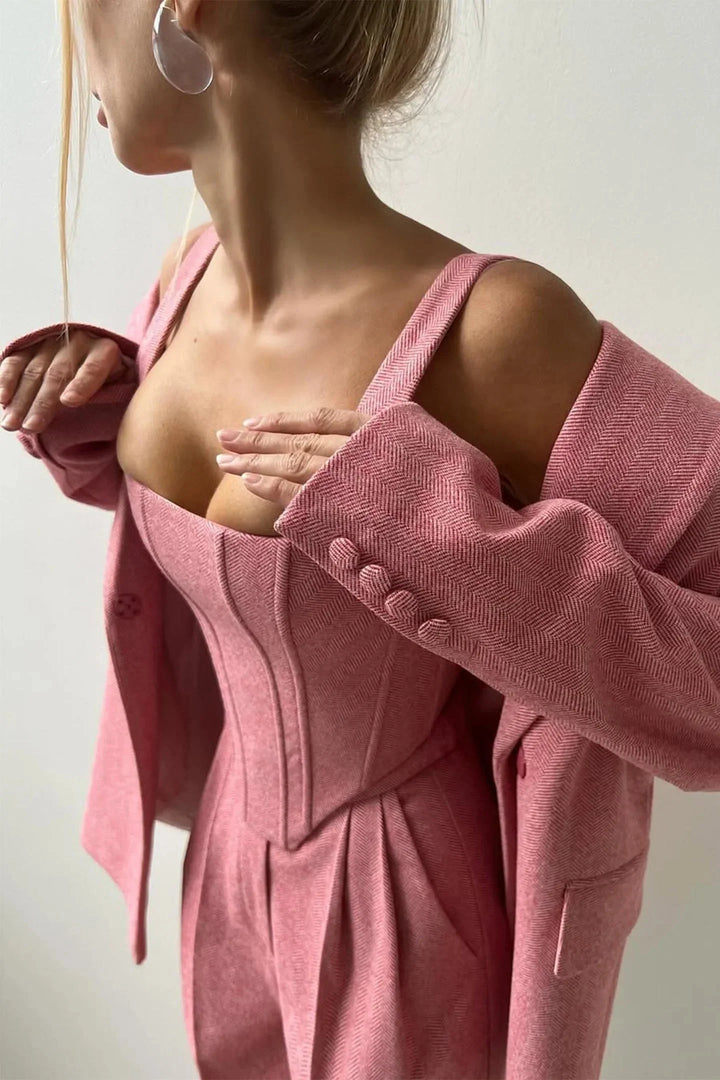 Completo da donna in tre pezzi dal taglio aderente con top attillato