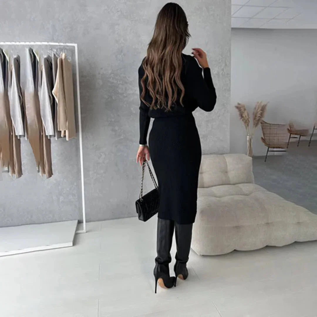 Completo con pullover a collo alto e gonna a vita alta da donna