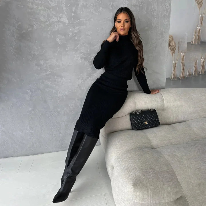 Completo con pullover a collo alto e gonna a vita alta da donna
