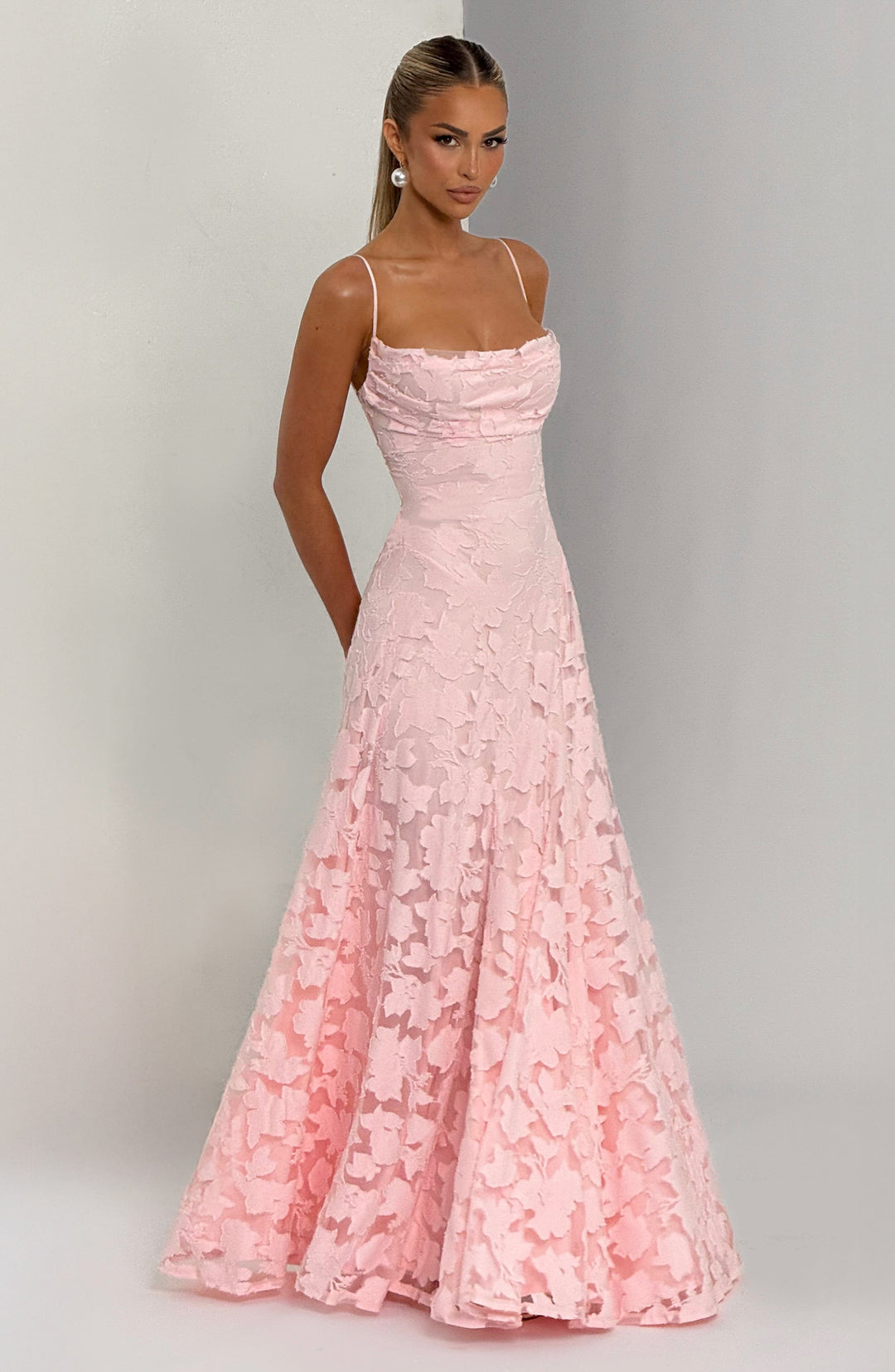 Vestito lungo da donna scollo a cascata schiena con allacciatura spalline sottili motivo traforato