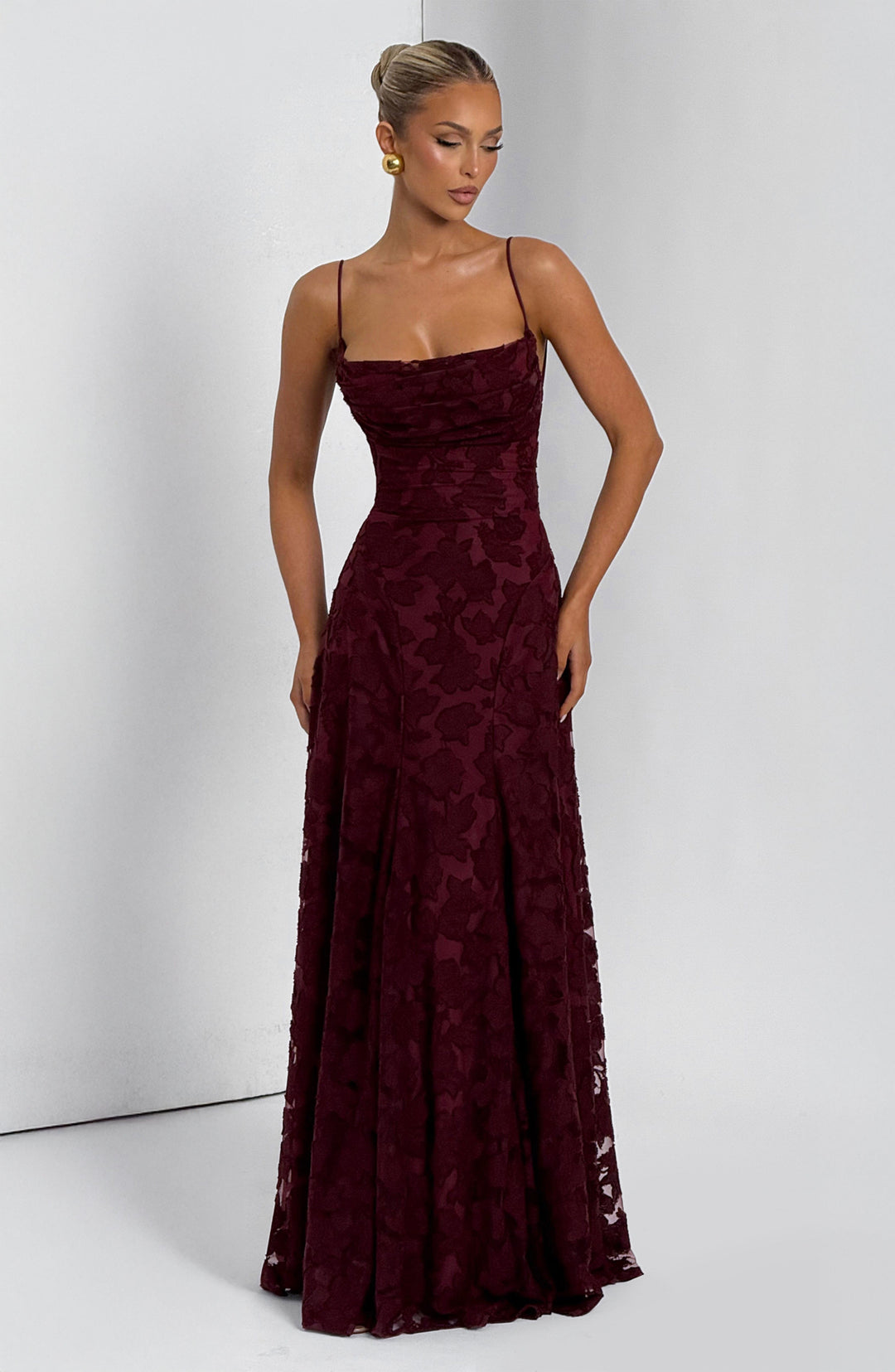 Vestito lungo da donna scollo a cascata schiena con allacciatura spalline sottili motivo traforato