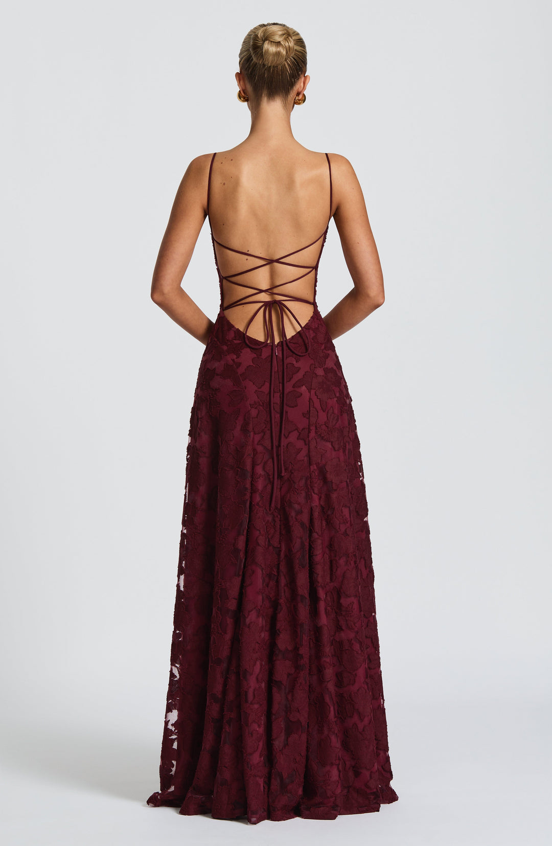 Vestito lungo da donna scollo a cascata schiena con allacciatura spalline sottili motivo traforato