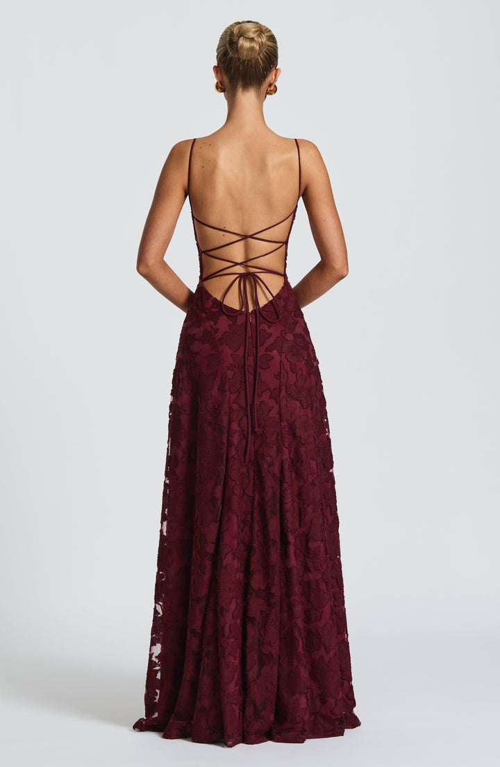 Vestito lungo da donna scollo a cascata schiena con allacciatura spalline sottili motivo traforato