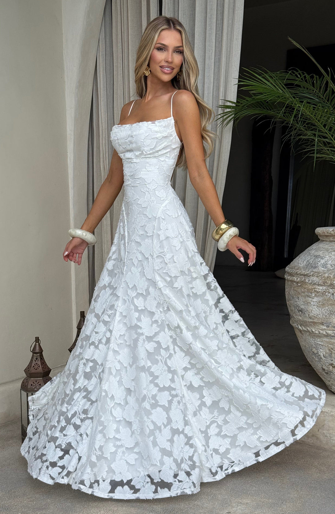Vestito lungo da donna scollo a cascata schiena con allacciatura spalline sottili motivo traforato
