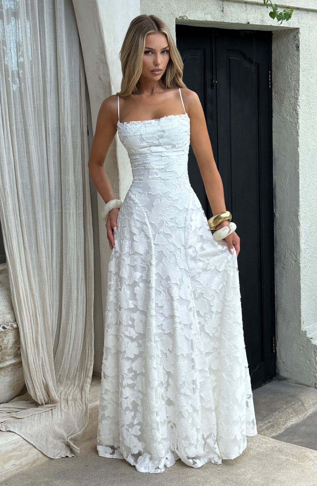 Vestito lungo da donna scollo a cascata schiena con allacciatura spalline sottili motivo traforato