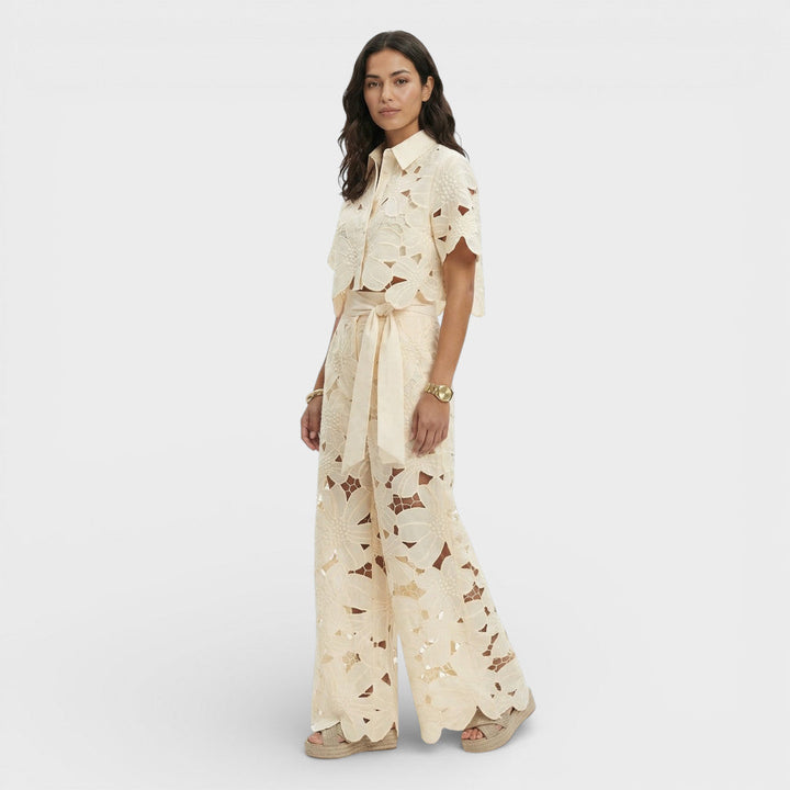 Completo da donna con top corto cut-out floreale e pantaloni ampi a vita con cintura