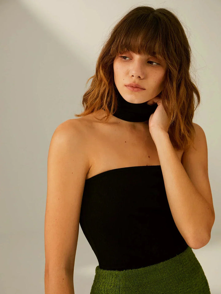 Haut donna nero con design a collana integrata