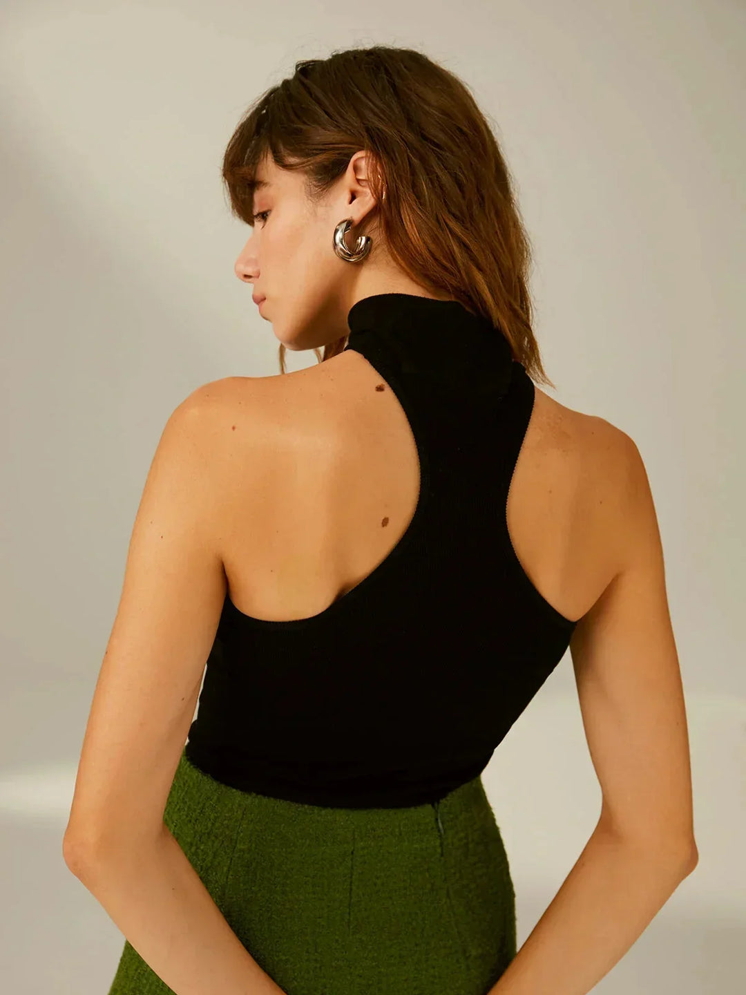 Haut donna nero con design a collana integrata