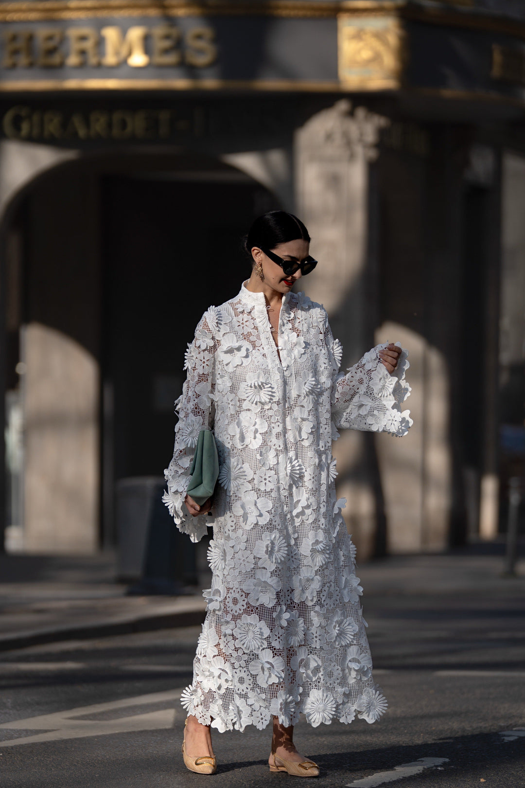 Vestito lungo da donna con collo alto, maniche svasate, applicazioni floreali