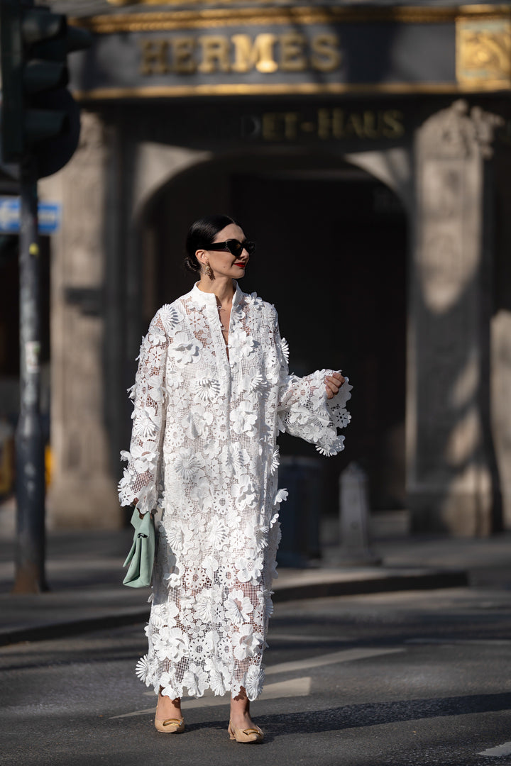 Vestito lungo da donna con collo alto, maniche svasate, applicazioni floreali