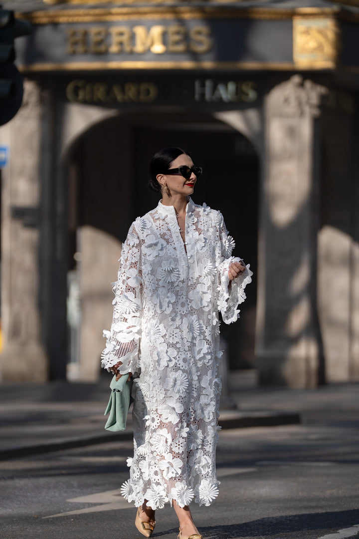Vestito lungo da donna con collo alto, maniche svasate, applicazioni floreali