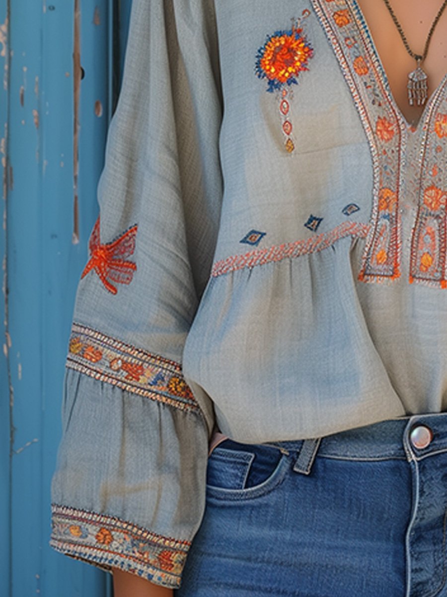 Blusa donna azzurro chiaro con scollo a V, ricamo multicolore, maniche lunghe