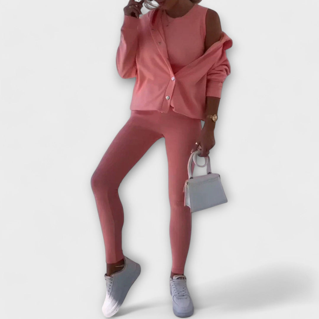 Completo di tre pezzi con cardigan