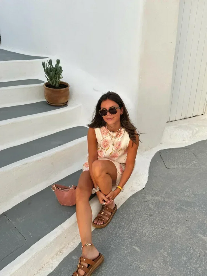 Vestito corto senza maniche bianco con motivi floreali rosa