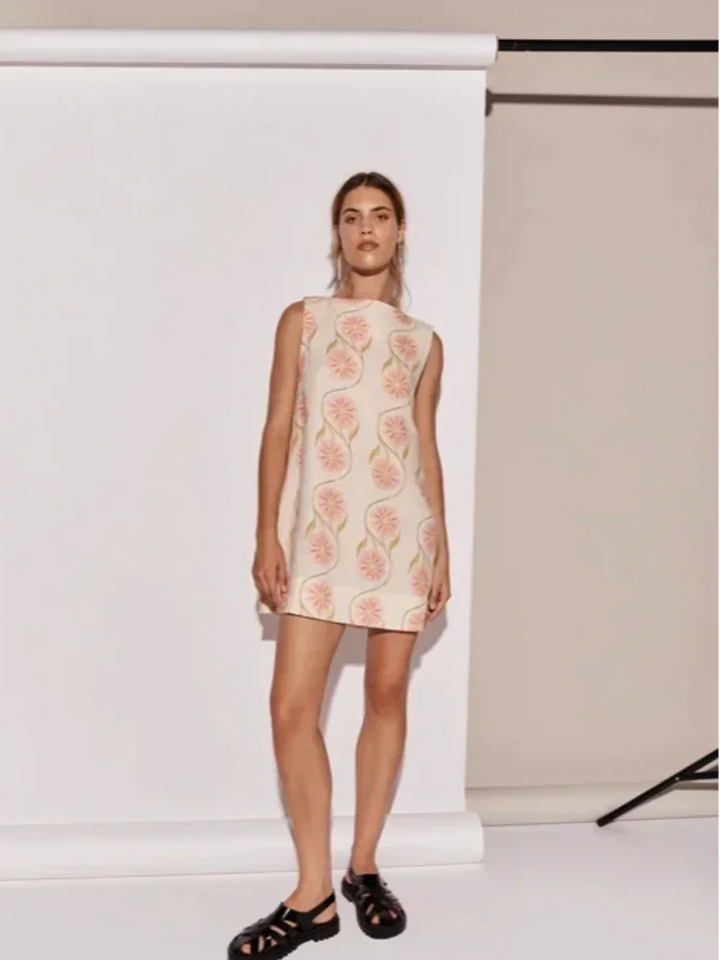 Vestito corto senza maniche bianco con motivi floreali rosa