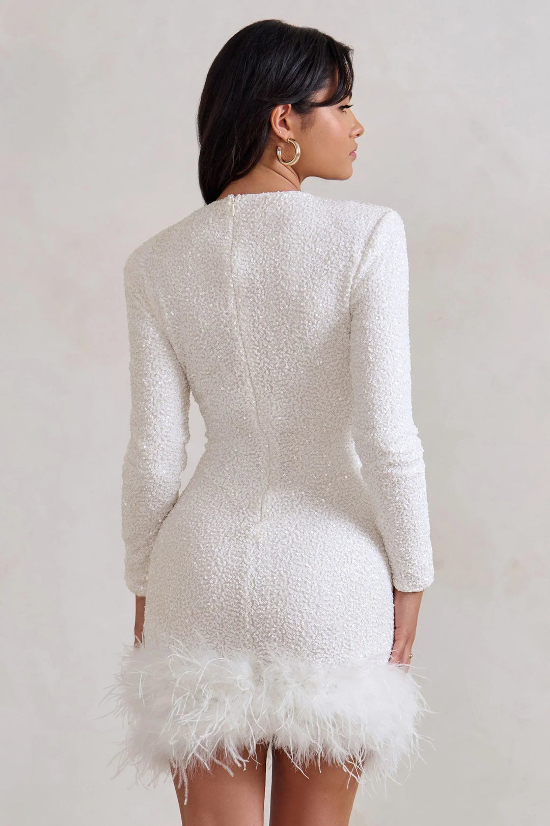 Vestito corto da sera da donna con orlo in piume e maniche lunghe