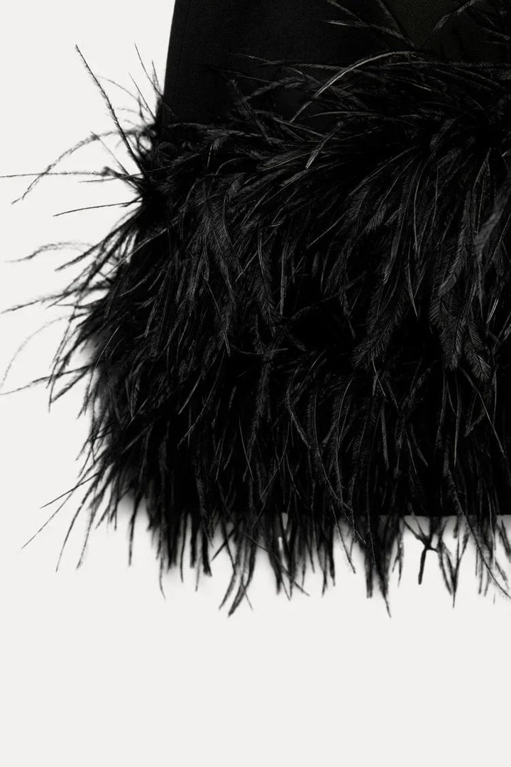 Vestito corto da sera da donna con orlo in piume e maniche lunghe