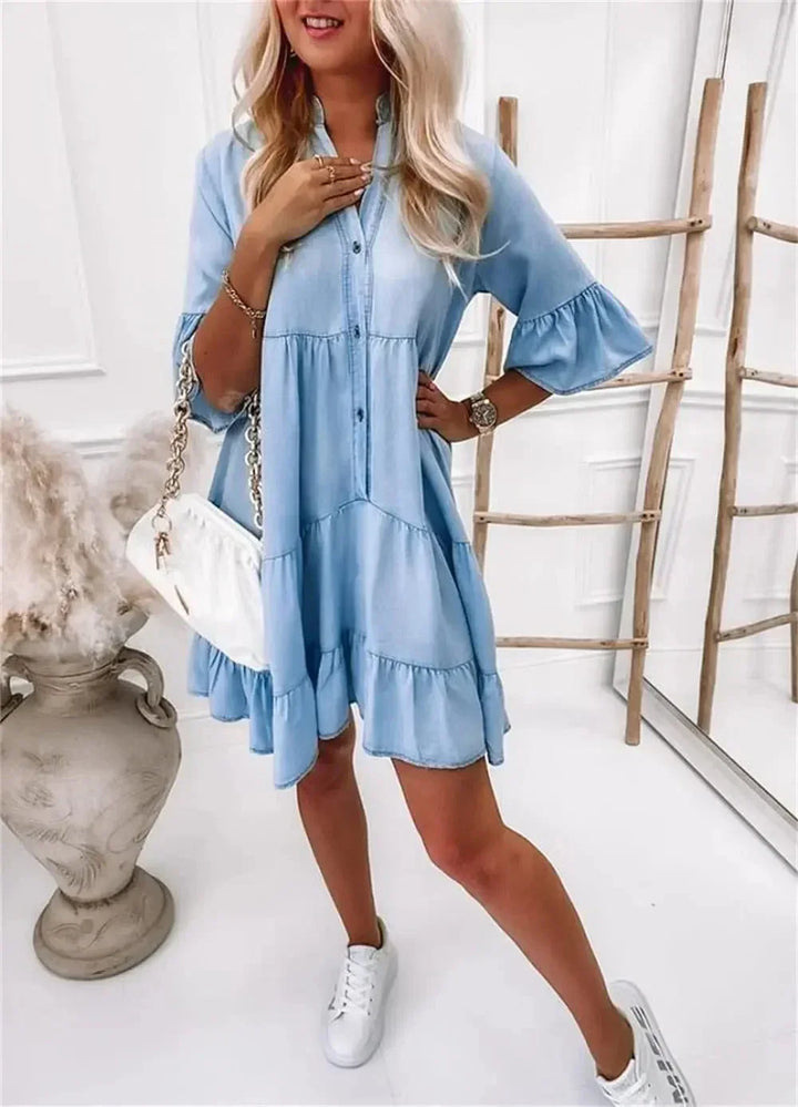 Vestito corto in denim azzurro con volant e maniche a 3/4