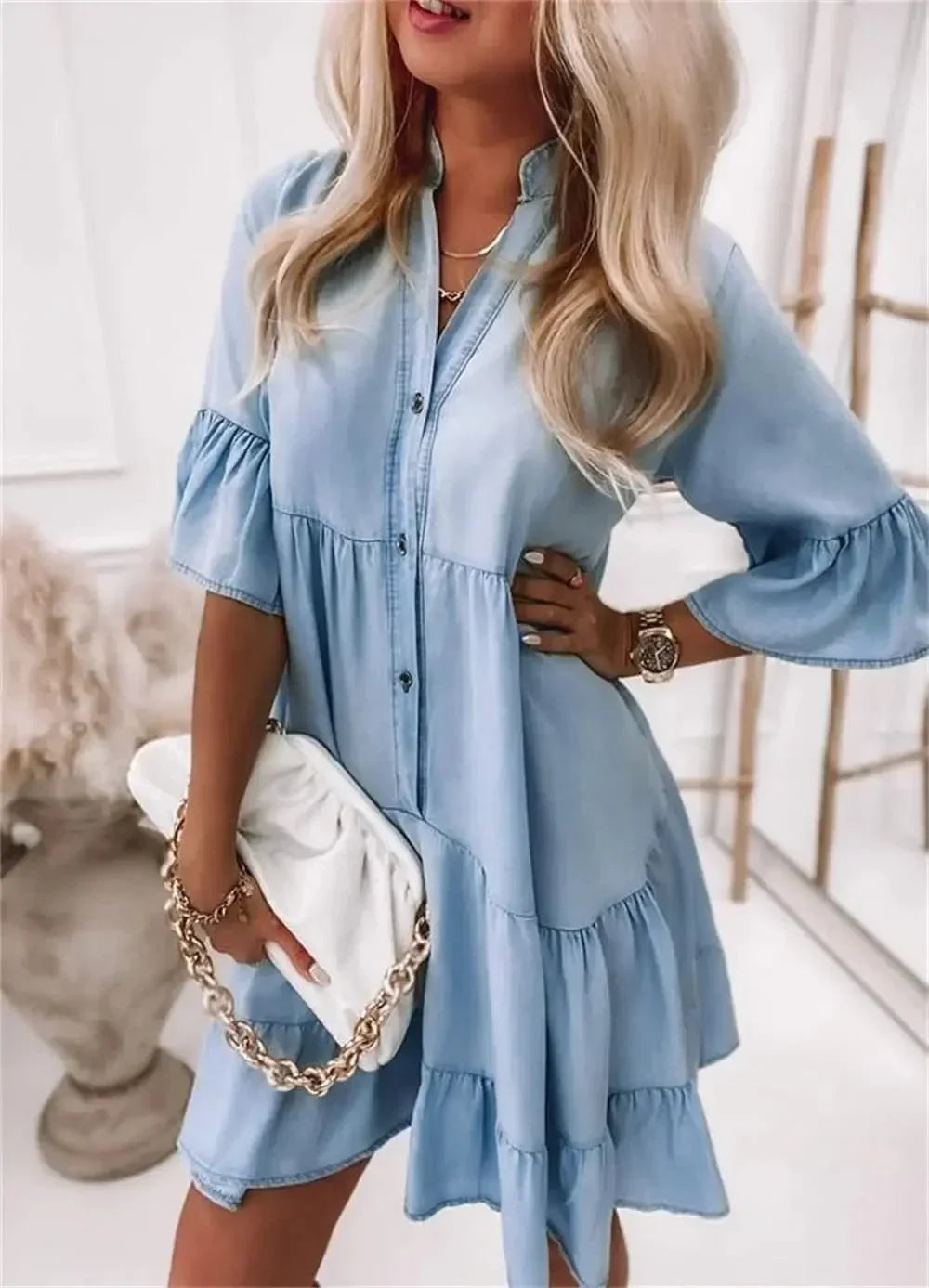 Vestito corto in denim azzurro con volant e maniche a 3/4
