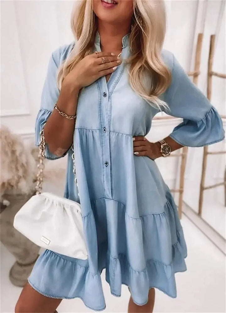 Vestito corto in denim azzurro con volant e maniche a 3/4