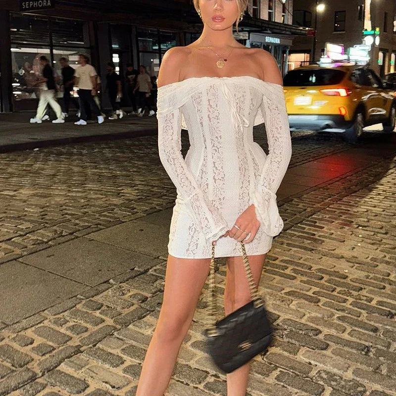 Vestito corto in pizzo bianco a Spalle scoperte