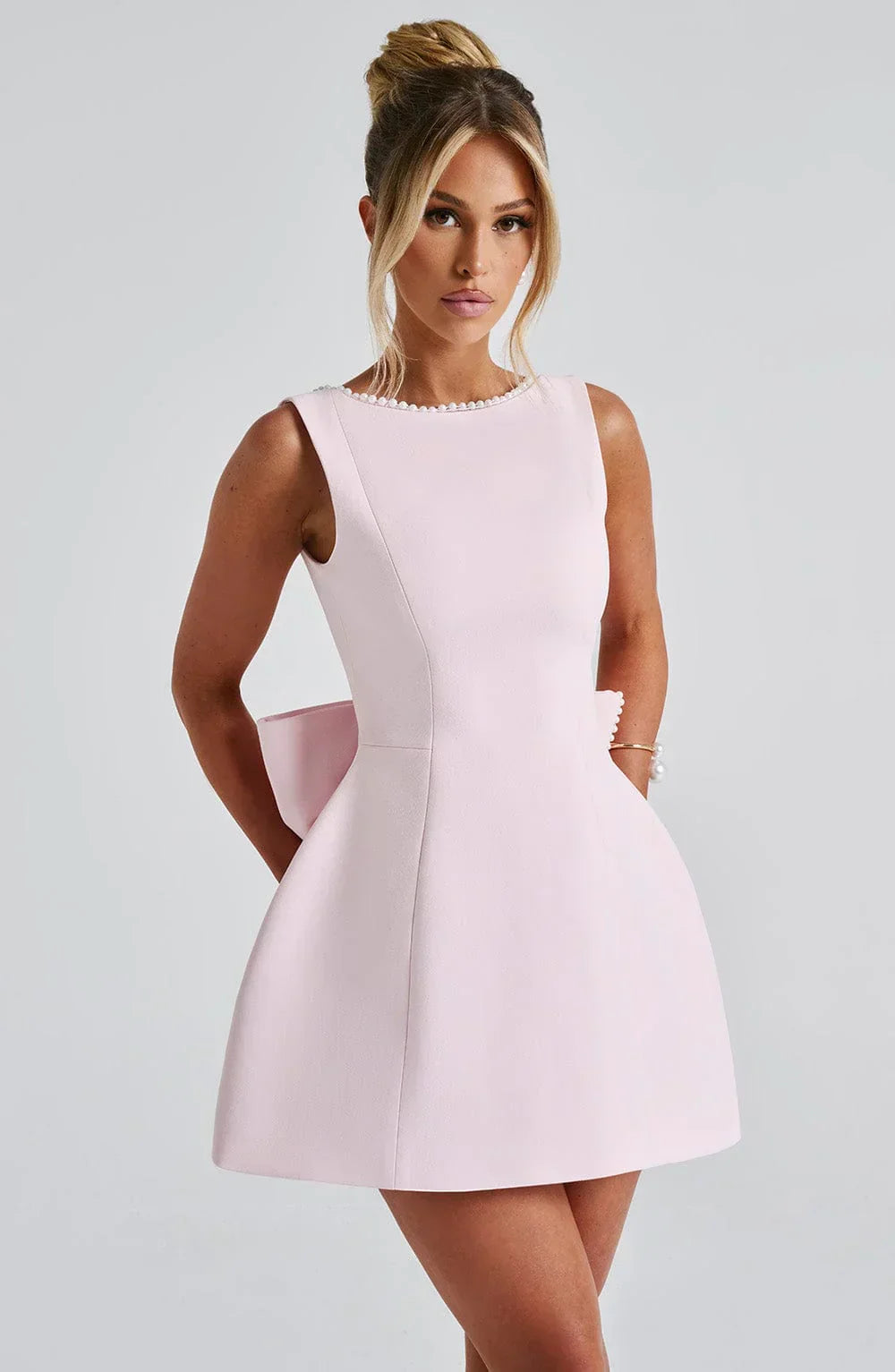 Vestito corto donna con schiena scollata, fiocco decorativo, bordo con perle