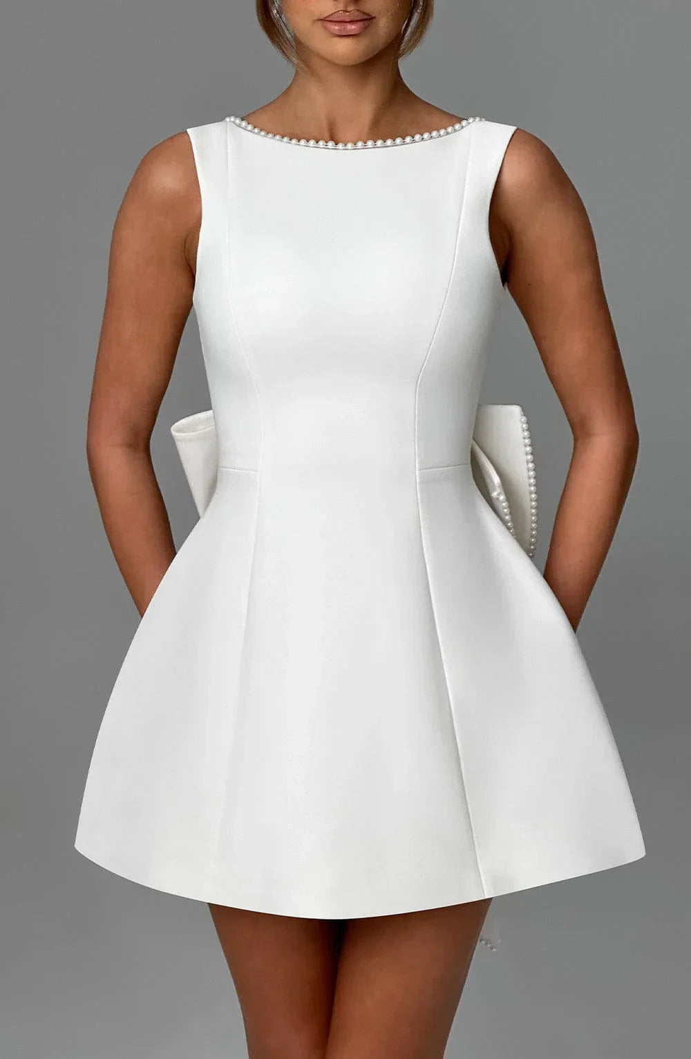 Vestito corto donna con fiocco decorativo sul retro