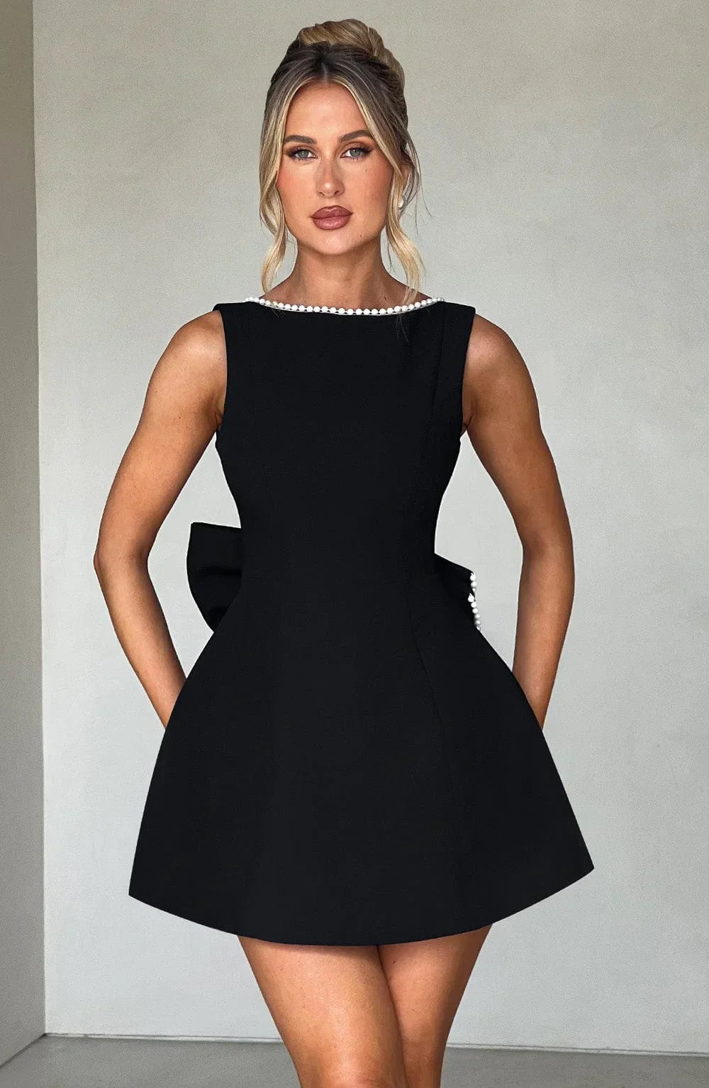 Vestito corto donna con schiena scollata, fiocco decorativo, bordo con perle