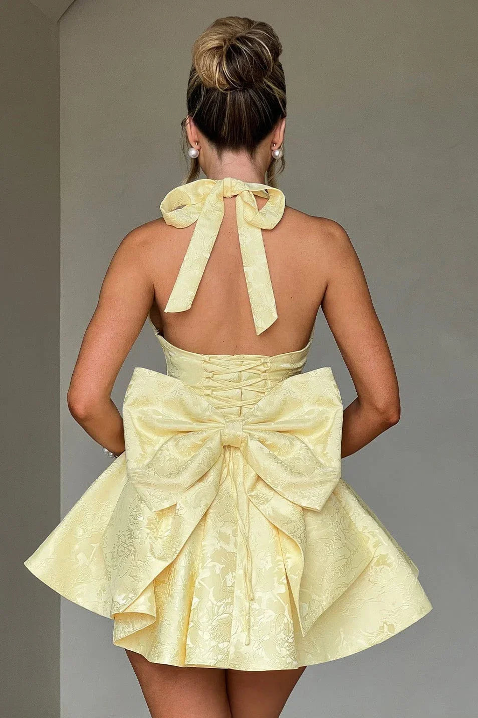 Vestito corto da donna con schiena nuda plissettato