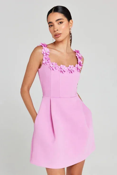 Vestito corto rosa senza maniche con scollatura floreale