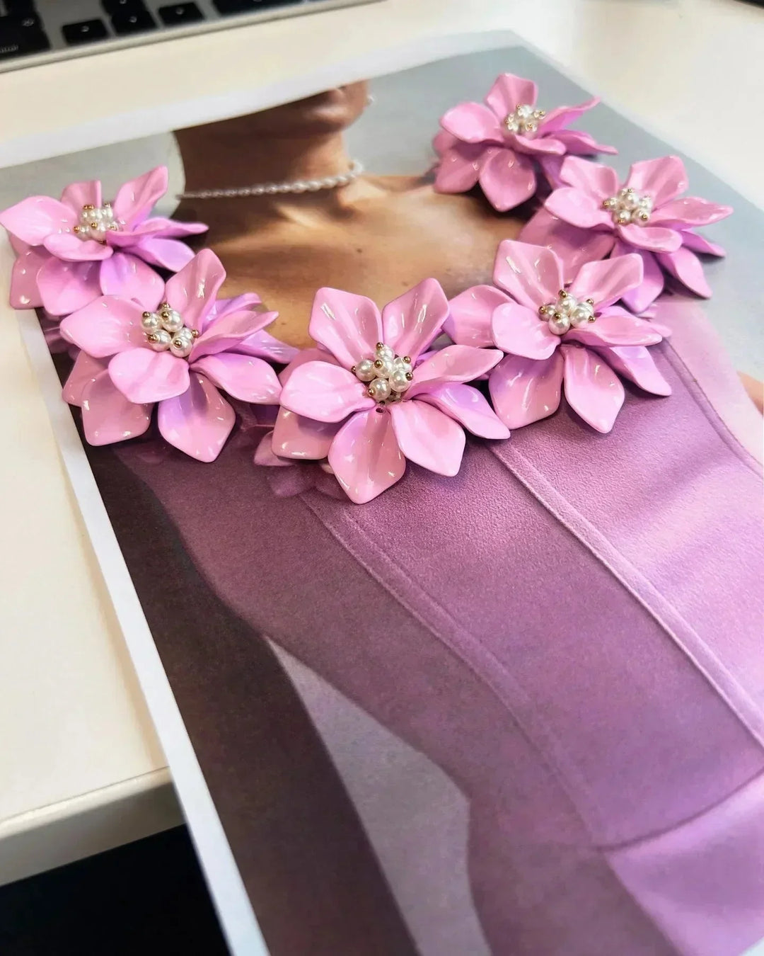 Vestito corto rosa senza maniche con scollatura floreale