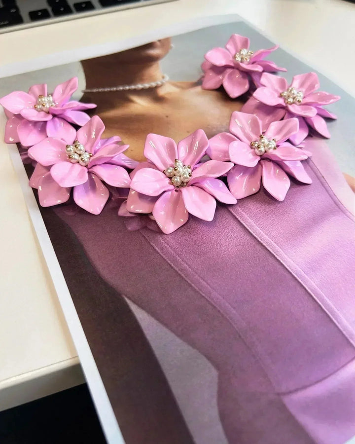 Vestito corto rosa senza maniche con scollatura floreale