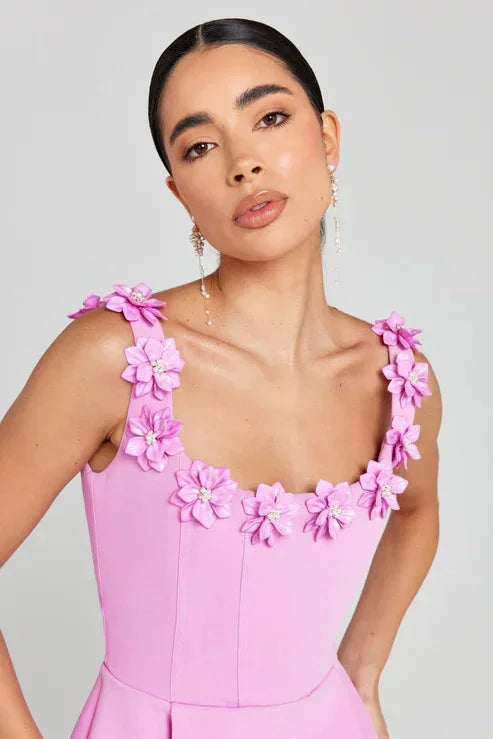 Vestito corto rosa senza maniche con scollatura floreale