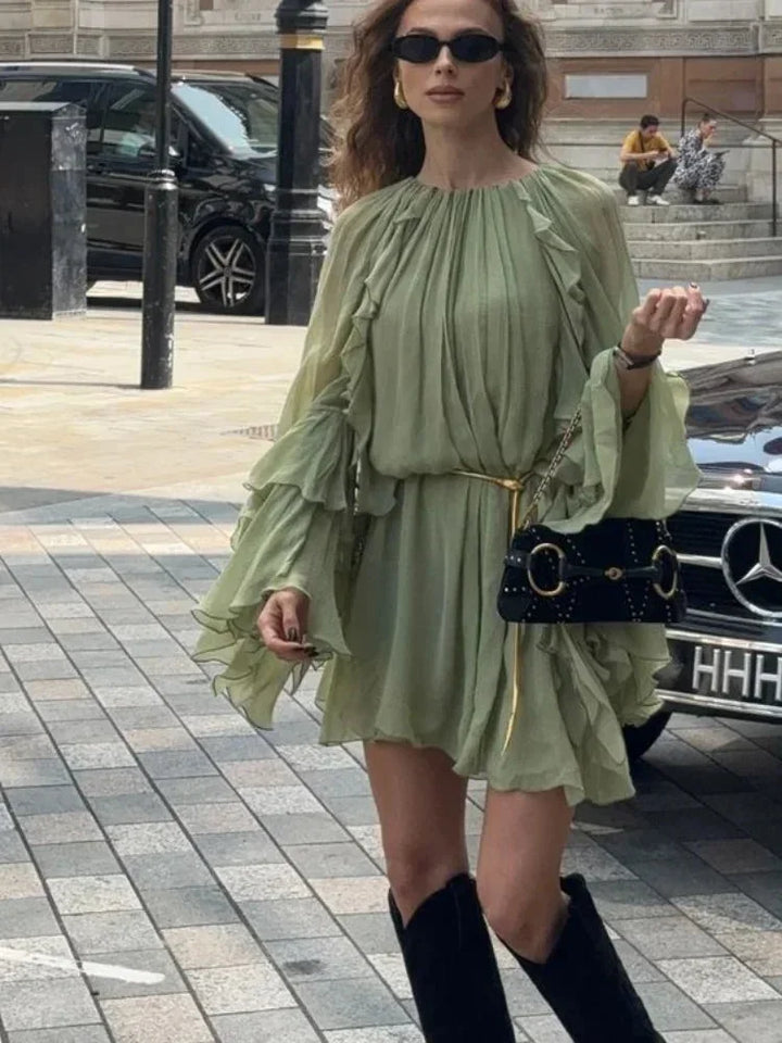 Vestito corto da donna verde chiaro con volant e maniche lunghe da sera
