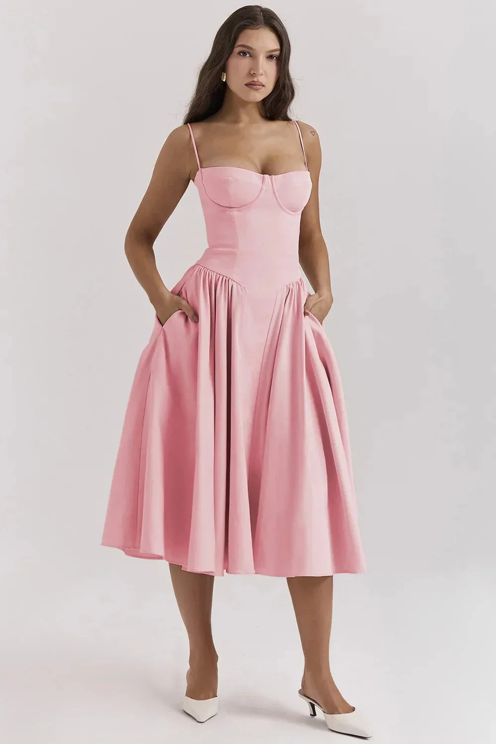 Abito midi estivo da donna con scollatura strutturata