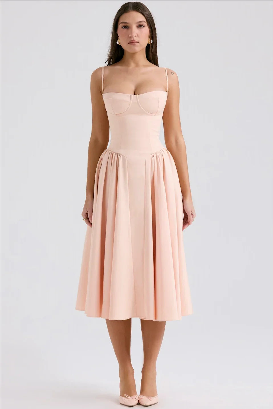 Abito midi estivo da donna con scollatura strutturata