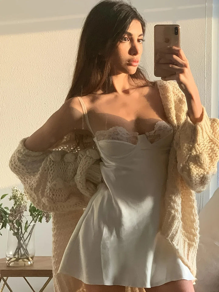 Vestito corto donna schiena nuda con dettagli in pizzo per una serata