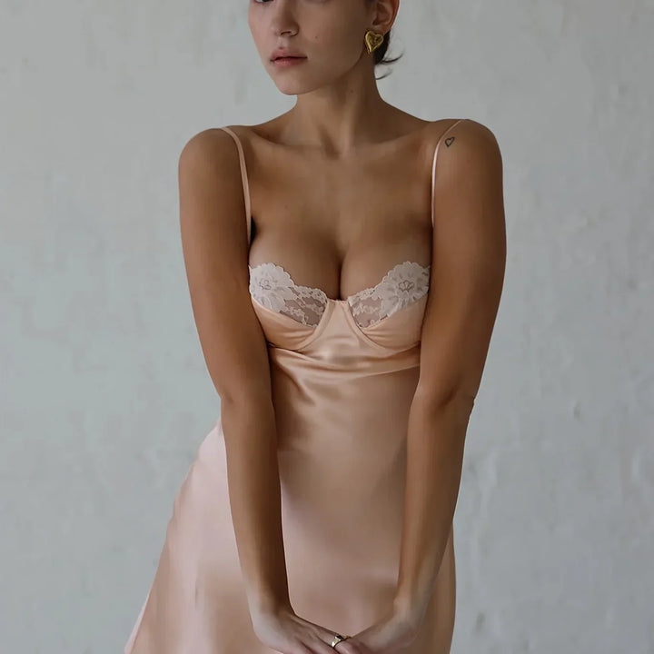 Vestito corto donna schiena nuda con dettagli in pizzo per una serata