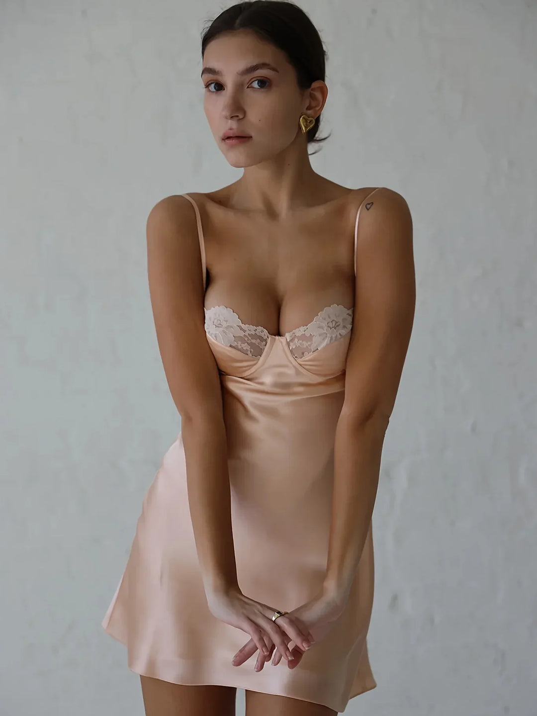 Vestito corto donna schiena nuda con dettagli in pizzo per una serata