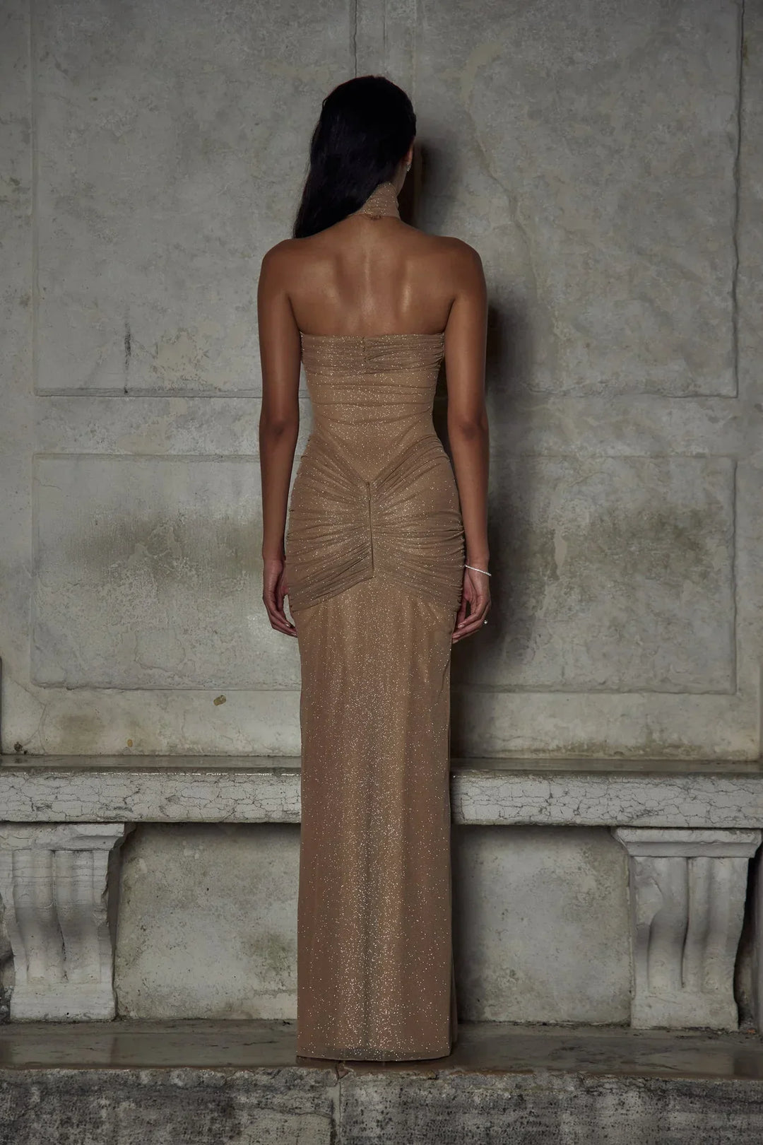 Vestito lungo da sera beige con paillettes, senza bretelle, plissettato