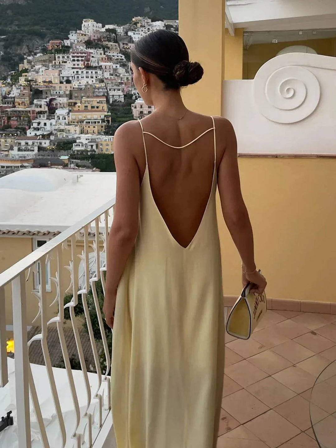 Vestito lungo schiena nuda giallo per estate spiaggia relax